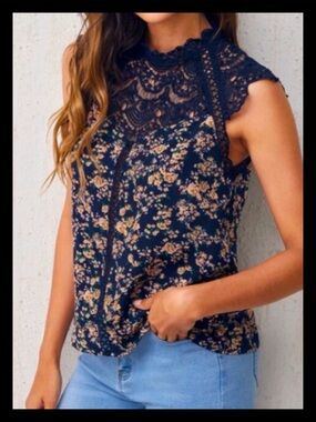 💕Guipure Lace Insert Ditsy Floral Top NEW💕